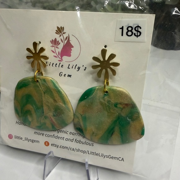 Handmade big dangly green earrings - Picture 2 of 4